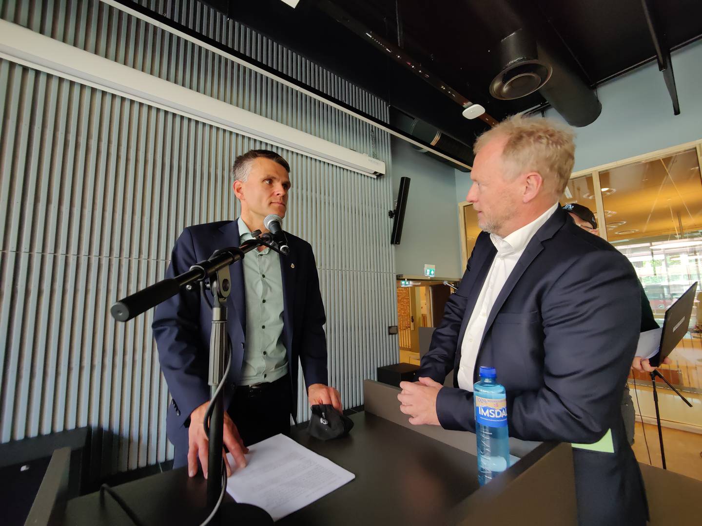 Finansbyråd Einar Wilhelmsen og byrådsleder Raymond Johansen på presentasjonen av revidert Oslo-budsjett torsdag.