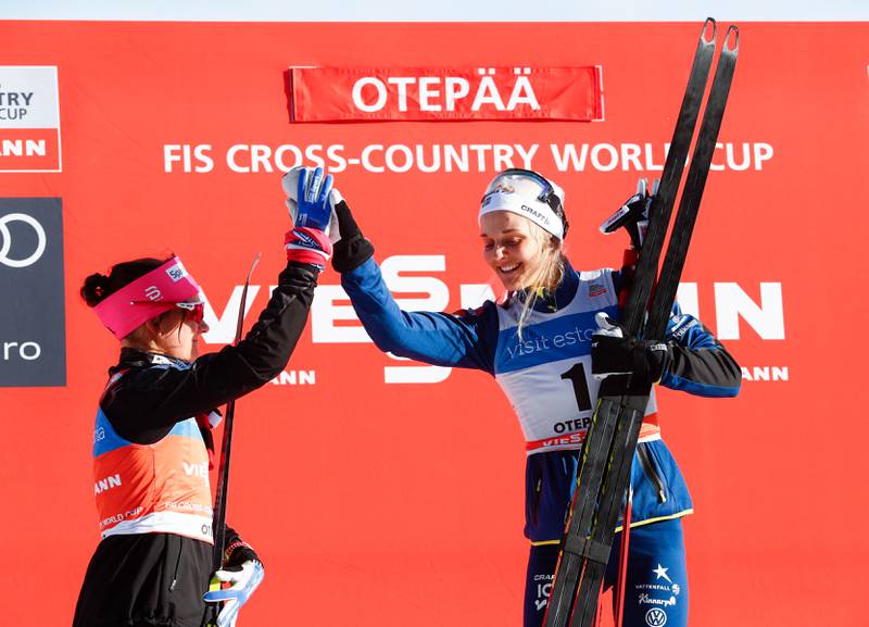 Maiken Caspersen Falla (t.v.) gratulerer Stina Nilsson med seieren i generalprøven foran VM.
