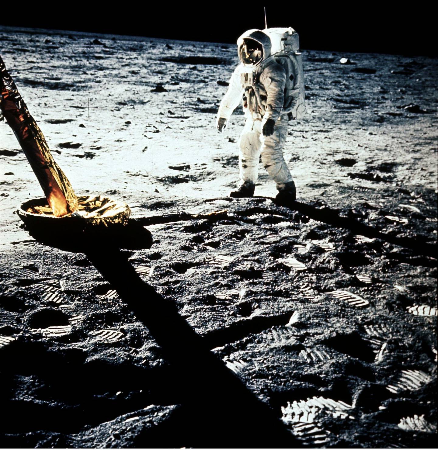 Månen 21 juli 1969. Romskipet "Apollo 11"s medbrakte månelandingsfartøy "Eagle" har landet på Månen og Neil Armstrong har satt sine ben som det første mennesket på Månen."Et lite skritt for han, men et stort fremskritt for menneskeheten", rapporterer han i TV-overføringen som blir sendt verden over direkte fra Månen. Sammen med Edwin Aldrin oppholder de to astronautene seg 22 timer på Månen og to av disse timene utenfor månelandingsfartøyet.
Arkivfoto SCANPIX Sverige.