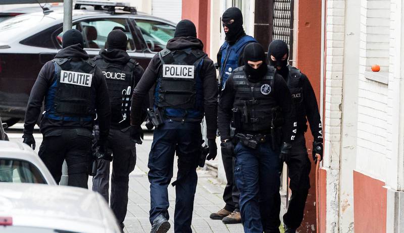Over 100 belgiske politifolk gjennomførte i går aksjoner i Molenbeek-bydelen i Brussel. Målet var å finne 26 år gamle Salah Abdeslam, men han er hittil ikke pågrepet. FOTO: GEERT VANDEN WIJNGAERT/NTB SCANPIX