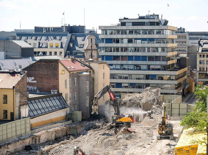 De siste restene av den ødelagte regjeringsbygningen R4 jevnes med jorda. Neste ut er Y-blokka. Foto: Mode Steinkjer