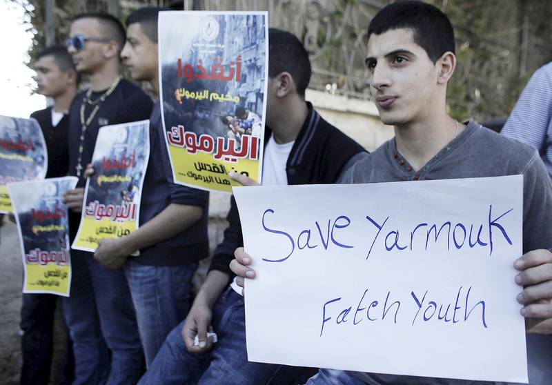 Unge palestinere fra ungdomsbevegelsen «Fatah Youth Movement» demonstrerer i Jerusalem og viser sin støtte til palestinerne i Yarmouk. FOTO: AFP PHOTO / AHMAD GHARABLI