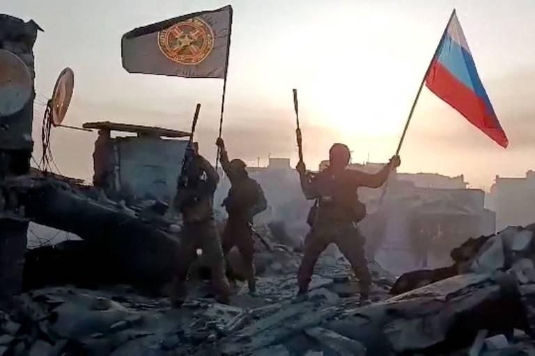 Soldater i den russiske Wagner-gruppen feirer i Bakhmut. Dette bildet er tatt fra en video på det sosiale mediet Telegram. Bildet kommer fra Concord, et selskap knyttet til Wagner-gruppens leder.