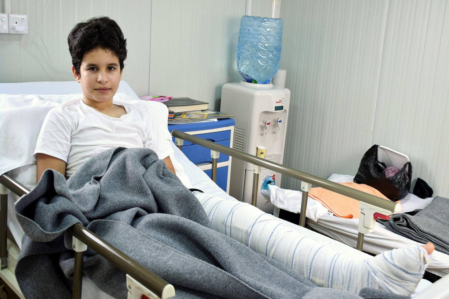 ISOLERT: 12 år gamle Ali Monir i Mosul har en skade i foten, men har en multiresistent infeksjon. Han må derfor holdes på isolat. FOTO: LEGER UTEN GRENSER