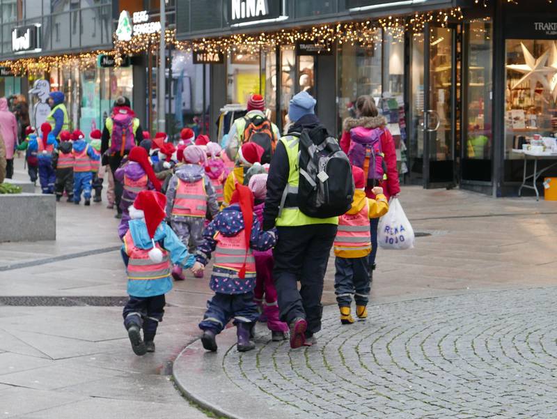 Barnehagebarna toget gjennom gågata etter julegrantenning på Stortorvet.