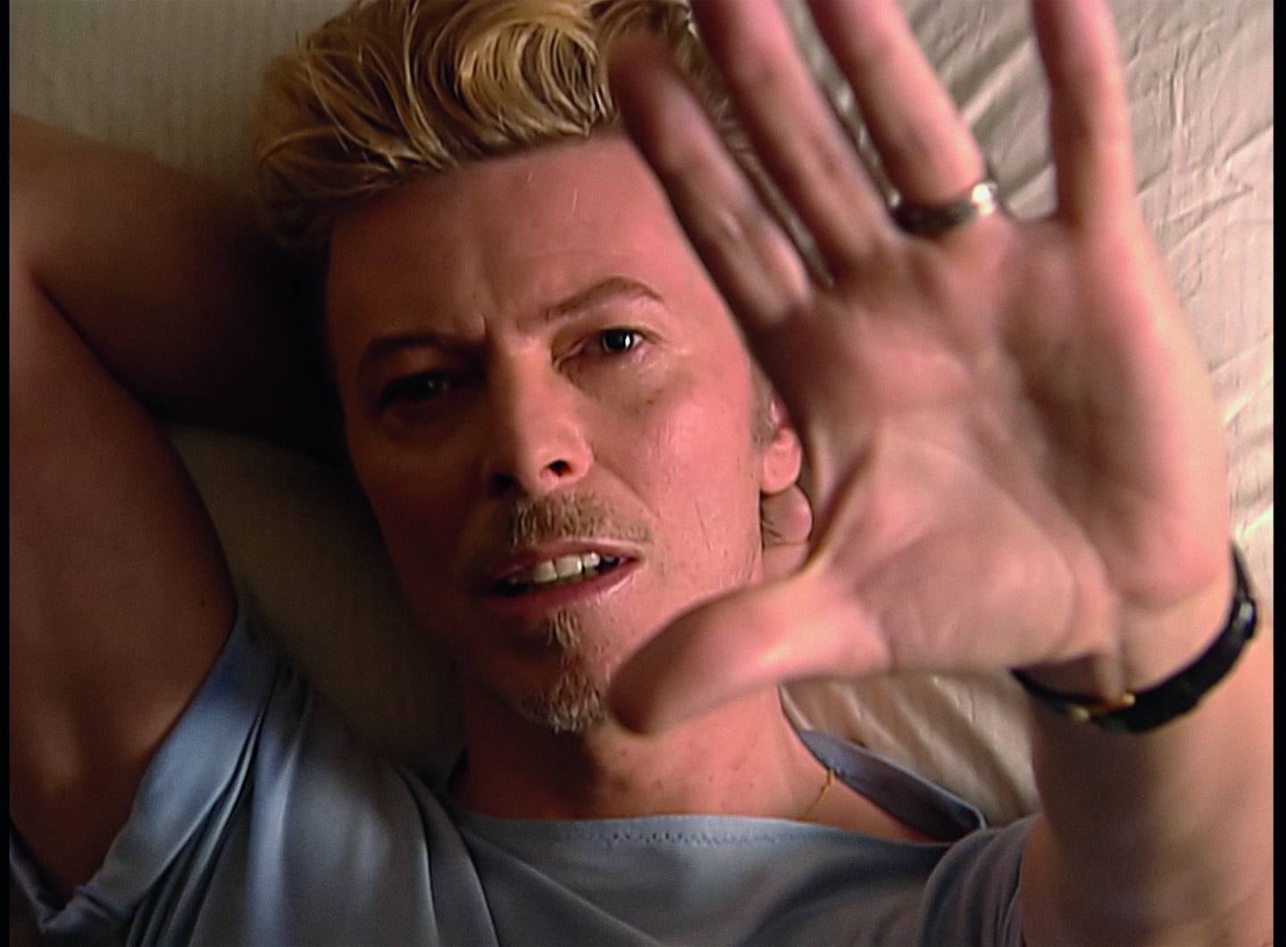 David Bowie lagde mange gode album på 90-tallet, men i 2000 bestemte han seg for en gangs skyld for å se seg langt tilbake.