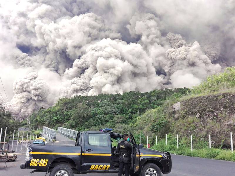 Glovarm aske strømmer nedover fjellsiden på vulkanen Fuego. 
