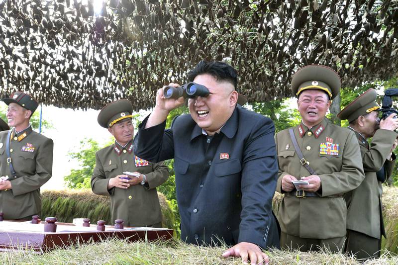 Inspeksjon: Nord-Koreas leder Kim Jong-un. Her er han avbildet under en inspeksjon ved en militæravdeling utenfor østkysten av Korea-halvøya. Bildet ble sendt ut av det nordkoreanske nyhetsbyrået i 2014. FOTO: NTB SCANPIX