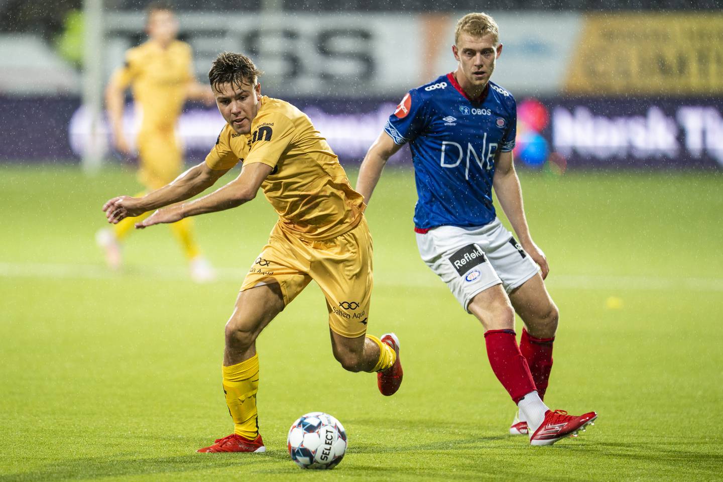 Bodø/Glimt-spiller Fredrik Bjørkan snurrer rundt med Vålerengas Henrik Bjørdal i en seriekamp nylig. Hvordan neste års terminliste for herrefotballen blir, er en nøtt NFF må løse i tiden som kommer. Foto: Terje Pedersen / NTB