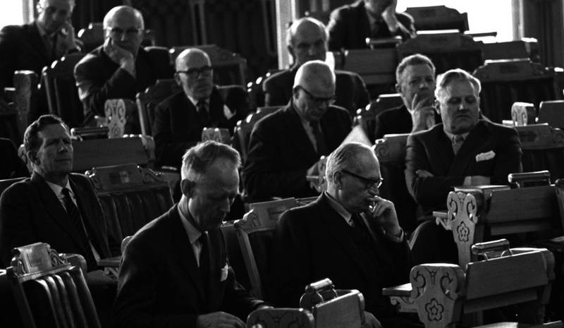 MANNSBASTION: Det var få kvinner og mange eldre herremenn på Stortinget i 1962. Her fra stortingssalen, foran f.v. justisminister Jens Haugland og utenriksminister Halvard Lange. Stortings­representant John Lyng, Høyre, (t.h.).