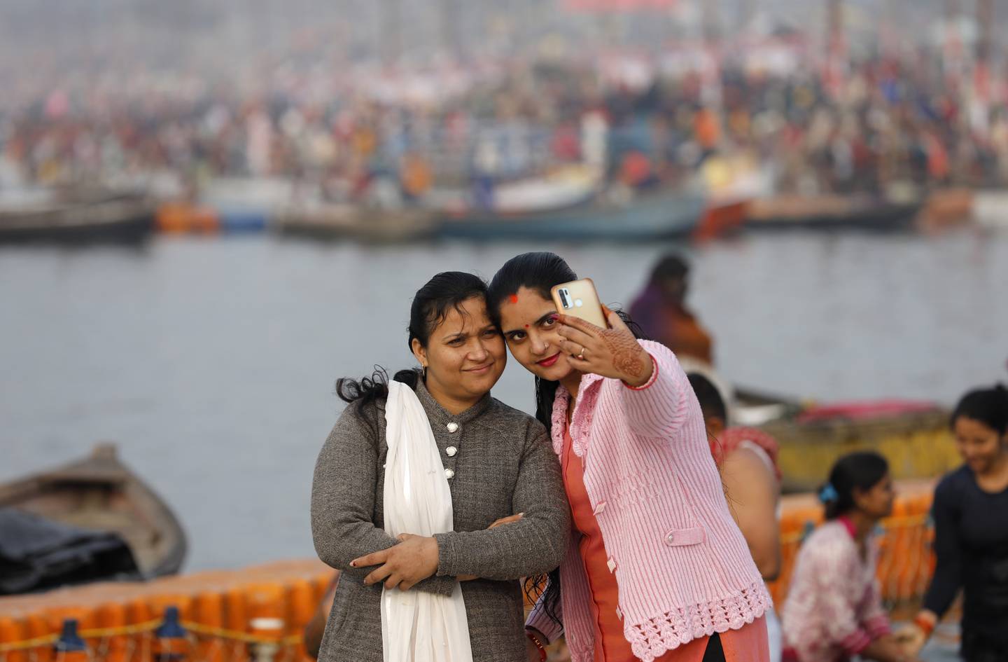 Deg selv i sentrum – uansett – og ta bilde av det. Verden åpner i større grad opp for alle de ulike individene den rommer, alle har verdi og behov., de skal følges opp. Her er det hinduer som foreviger minnet om en hellig dukkert i Sangam, Foto: Rajesh Kumar Singh / AP / NTB