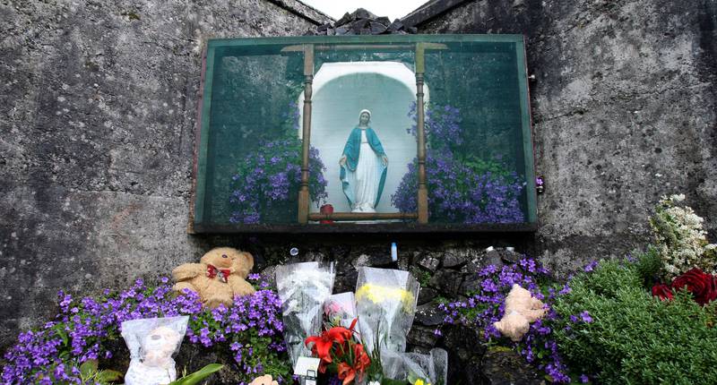 Minnesmerke for de rundt 800 barna som skal ligge begravd ved det klosterdrevne hjemmet for ugifte mødre og babyene deres i bygda Tuam i Galway fylke i Irland. Abort var ulovlig i Irland ut 2018.