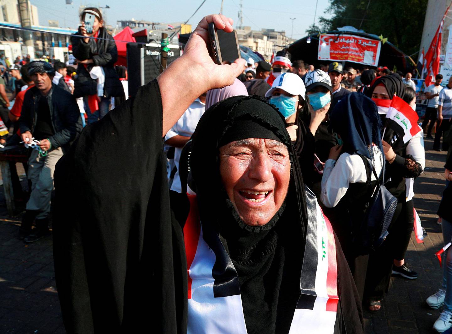 Irak: Demonstranter på Tahrir-plassen i Bagdad torsdag. FOTO: NTB SCANPIX