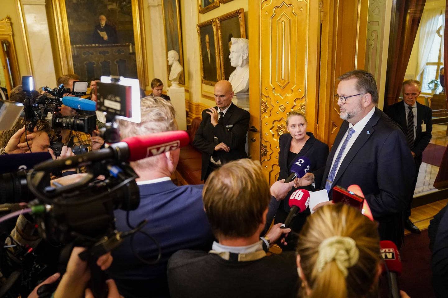 Stortingspresident Eva Kristin Hansen (t.v.) og første visepresident Svein Harberg (H) snakker med pressen etter et møte de parlamentariske ledere i Stortinget om pendlersaken.