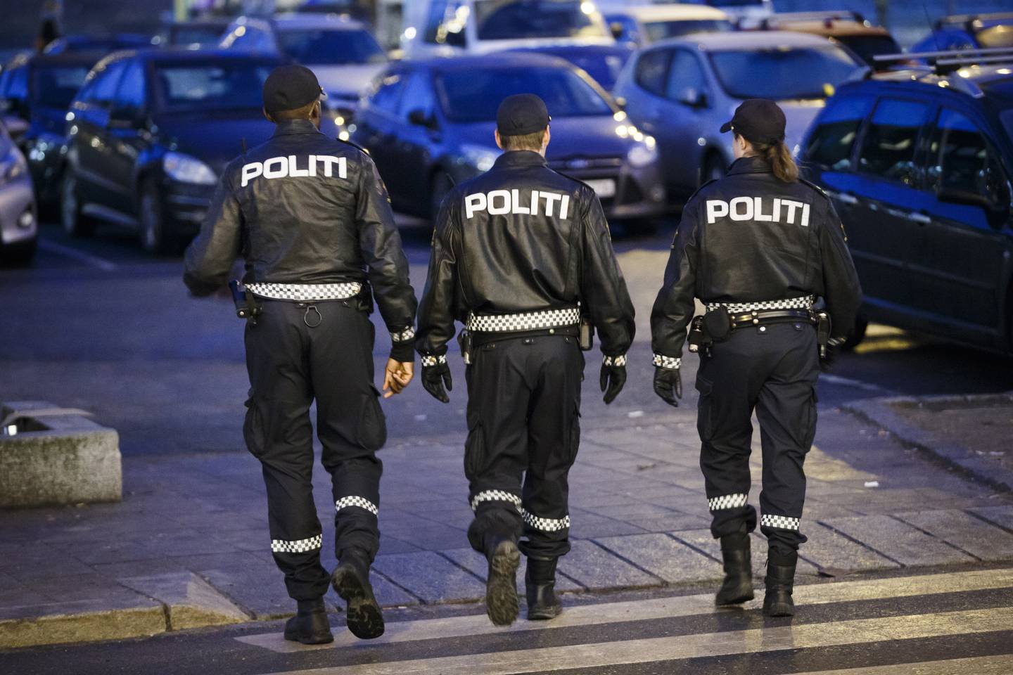 SKI  20161213.
Politiet i arbeid. Tre politifolk patruljerer gatene i Ski. NB! Modellklarert til redaksjonell bruk. 
Foto: Heiko Junge / NTB
