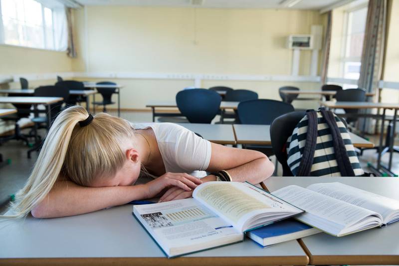 OSLO  20141030.
Tenåringer. Ung jente sitter igjen alene i klasserommet. Gjør lekser. Er trøtt. Hviler. Utslitt. Overarbeidet. 
Foto: Berit Roald / NTB scanpix
NB! MODELLKLARERT