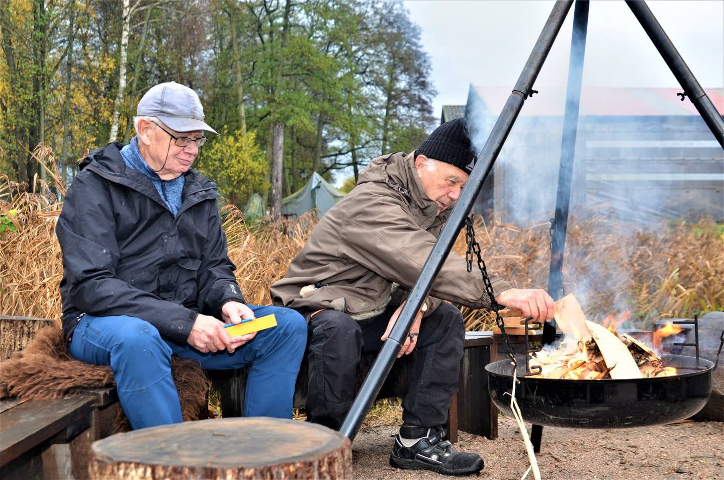 Dugnad og frivillighet er også sosialt fellesskap. Det setter Knut Jonassen og Paul Berthelsen pris på.
