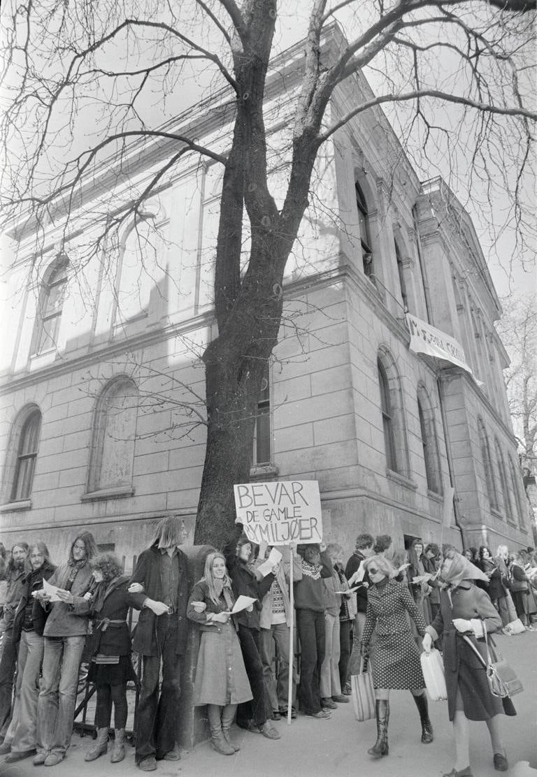 Forsøksgymnasiaster og andre som holdt til i Hammersborg skole demonstrerte for å få lov til å beholde skolen april 1976. Da politiet grep inn, var det den største politiaksjonen i Norge siden krigen.