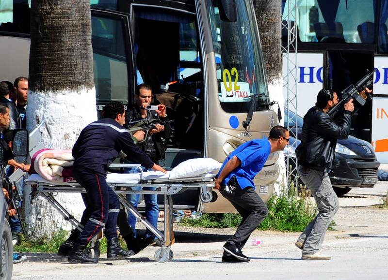 22 personer, 20 av dem utenlandske turister, ble drept da to væpnede menn angrep Bardo-museet og nasjonalforsamlingen i Tunisias hovedstad Tunis 18. mars i år. Terrororganisasjonen IS har tatt på seg ansvaret. FOTO: NTB SCANPIX