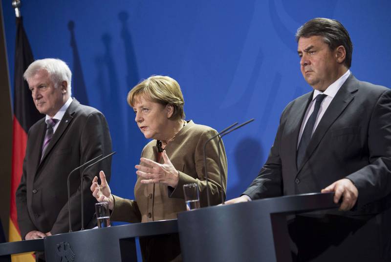Angela Merkel (CDU), Sigmar Gabriel (SDP) og Horst Seehofer (CSU) etter avtalen om flyktningkrisen. FOTO: NTB SCANPIX