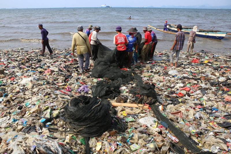 En plastoverstrødd strand i Indonesia, ble en vekker for Cecilie Skog i 2003. Fremdeles har landet store plastutfordringer, som i Bandar Lampung.