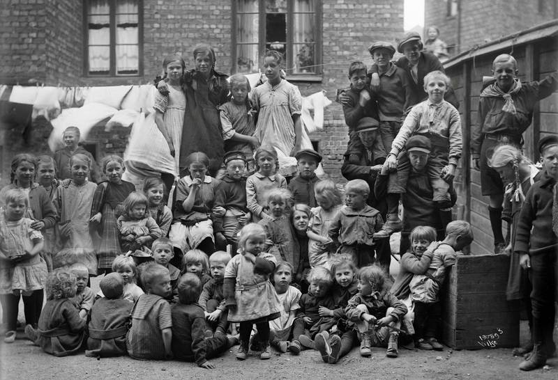 Selv om barnetallet gikk ned på 1920-tallet, var det fortsatt mange munner å mette. Barn i gråbeingårdene, Lakkegata 71 på Tøyen, ca. 1925-1930.