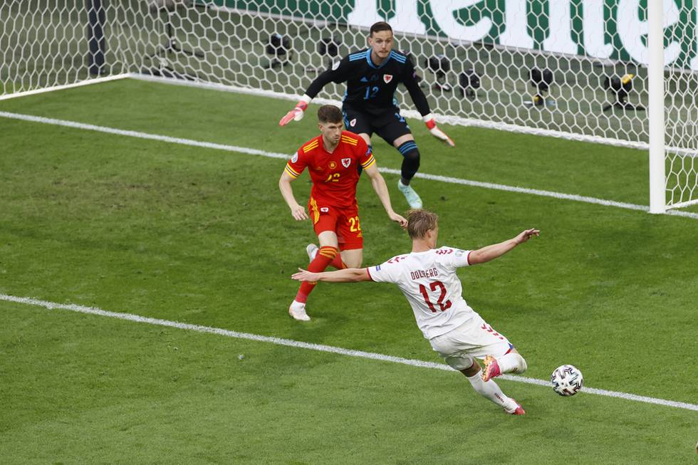 Kasper Dolberg scorer Danmarks 2-0-mål i EM-åttedelsfinalen mot Wales. Foto: koen van Weel, Pool via AP / NTB