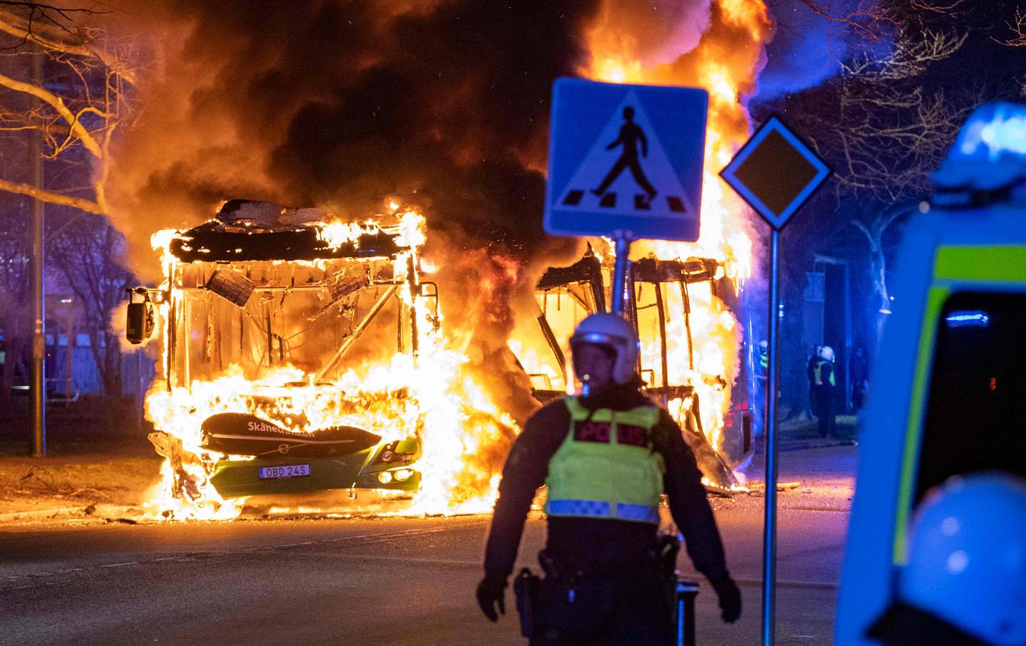 Det brøt ut voldsomme opptøyer i Sverige Sverige da den høyreradikale politikeren Rasmus Paludan brente koranen i flere byer. Her fra Malmø påskeaften.