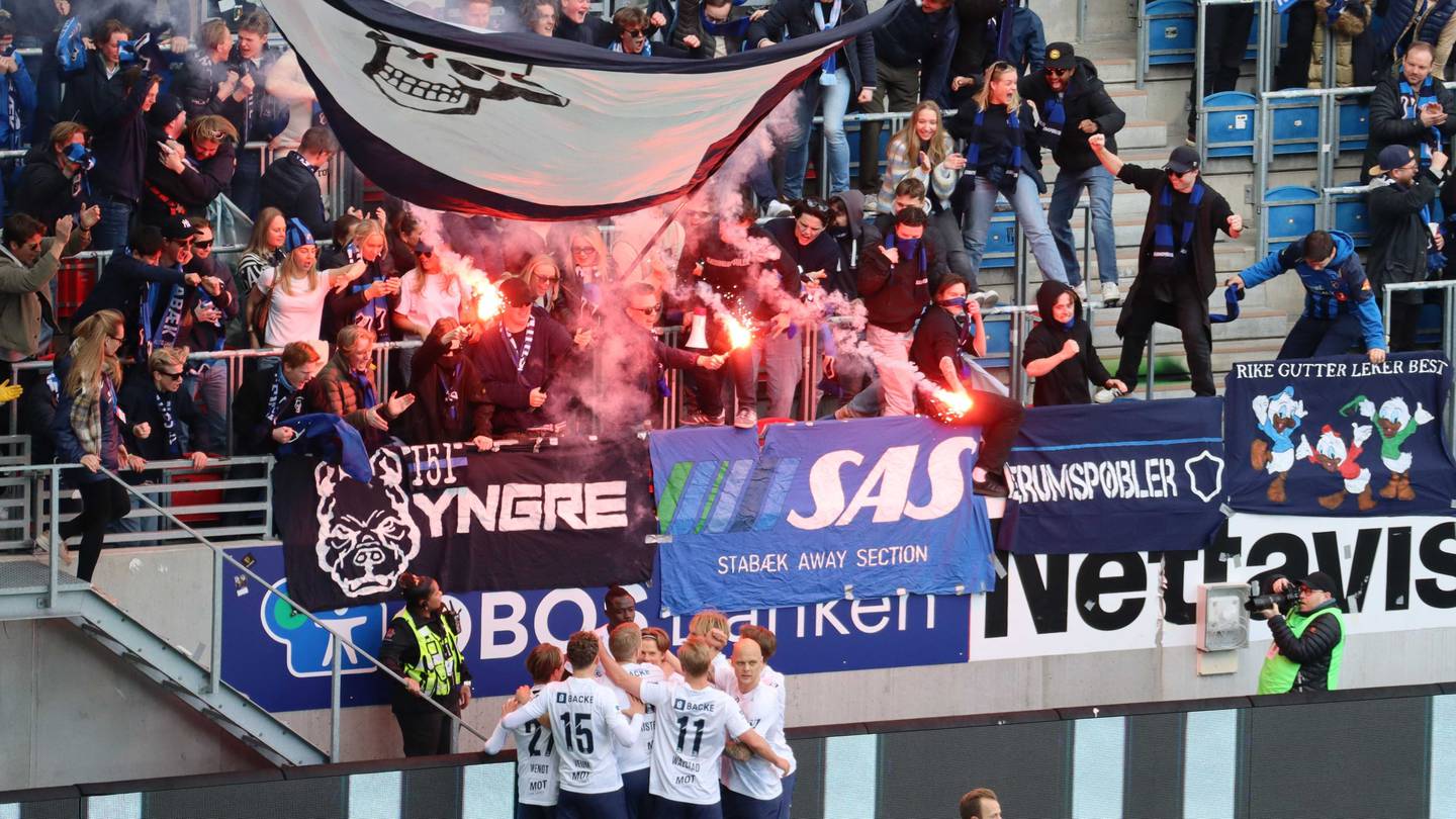 Stabæk-spillerne jubler sammen med fansen for det tidlige ledermålet de ble forært av Vålerenga