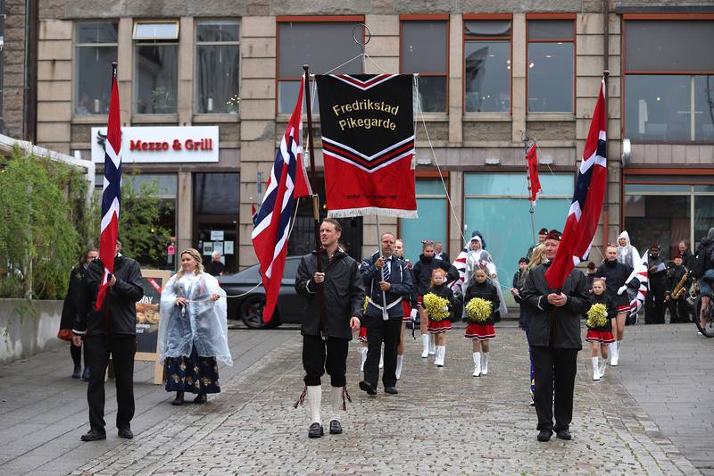 Regntung, men stemningsfull 17. mai for store og små i Fredrikstad sentrum.