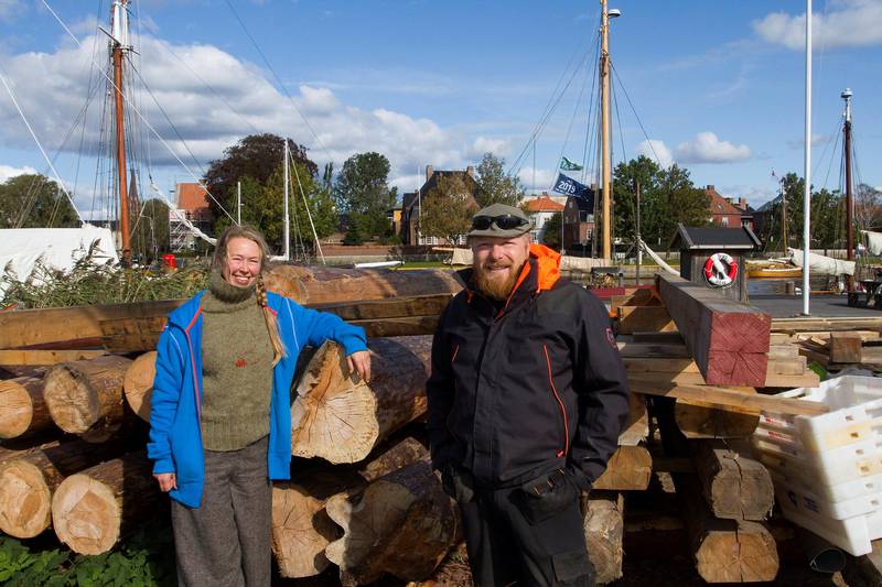 HALVVEIS: Prammen ligger på vannet og tømmer fra Onsøy er felt. – Bli med på gratis kurs i tradisjonshåndverk og skogsdrift, oppfordrer Solveig Egeland og Andreas Pagander i prosjektet Håpets katedral.