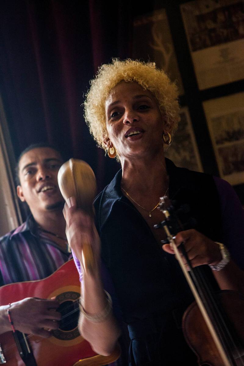 RYTMER: Levende musikk hører til de store gledene på Cuba.