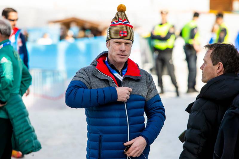Seefeld, Østerrike 20190226.
Bjørn Dæhli på vei til tribunen under 10 km for kvinner under VM i Seefeld.
Foto: Tore Meek / NTB