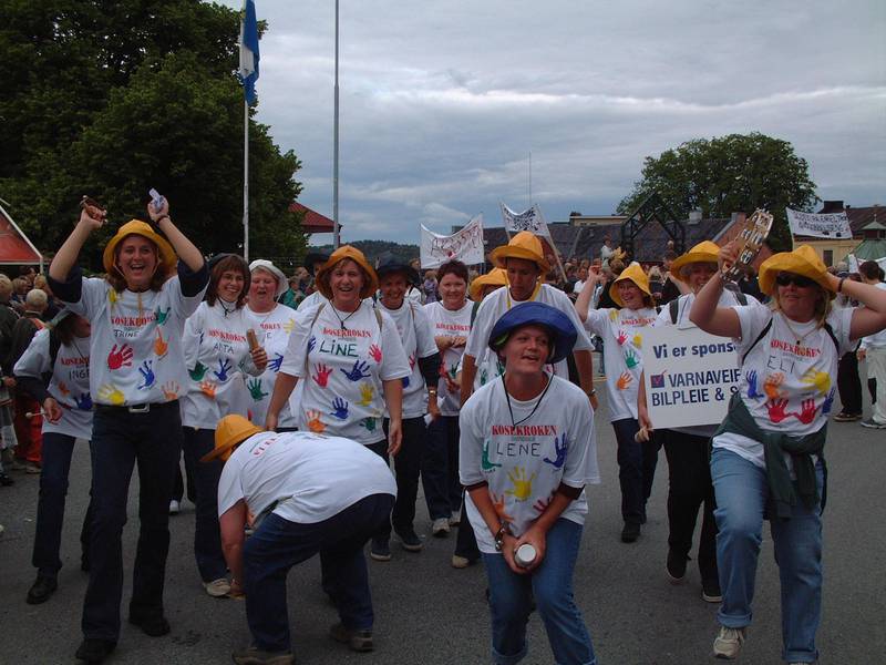 Kosekroken barnehage deltok i paradetoget i 2002. Siden da har barnehagen skiftet navn til Bredsandkroken.