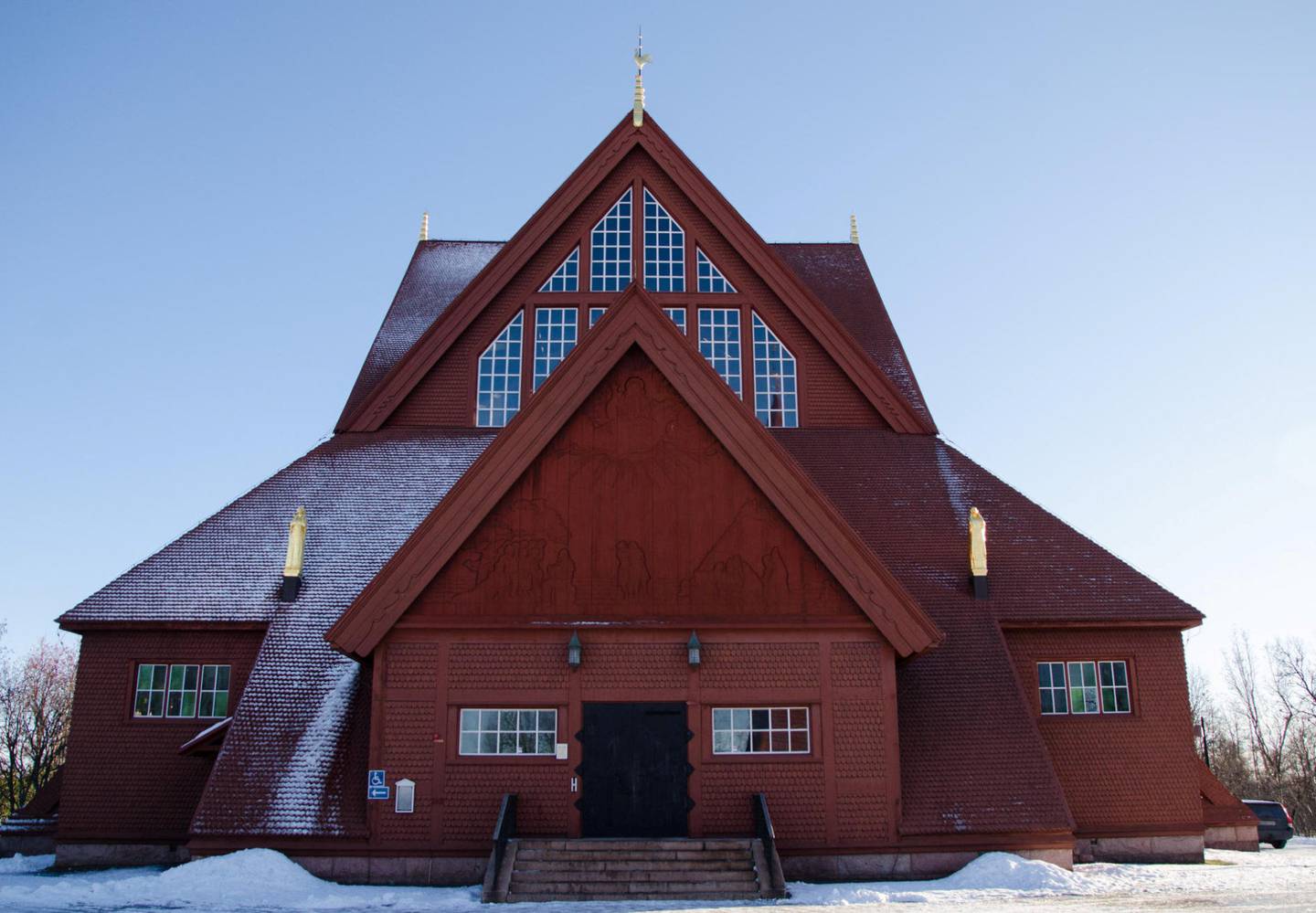 Kiruna kirke ble tegnet av arkitekt Gustav Wickman og oppført mellom 1909 og 1912. Det var gruvas grunnlegger Hjalmar Lundbohms idé at kirken skulle ha samenes boliger som modell. 
