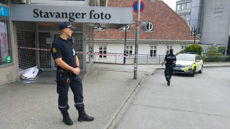 Politiet på plass utenfor Stavanger Foto mandag formiddag. Foto: Roy Storvik