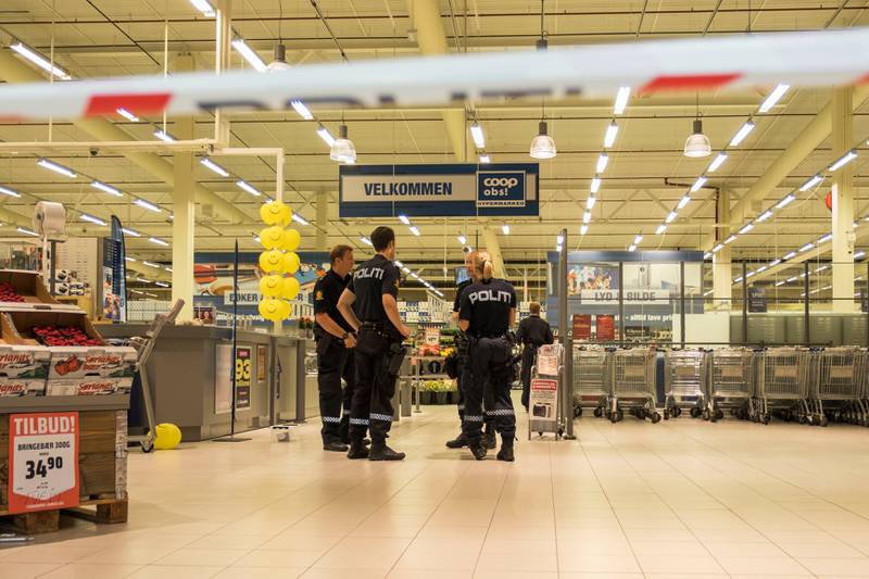 To personer ble fraktet til sykehus med skader etter knivstikking inne på Coop Obs-butikken på Sørlandssenteret i Kristiansand. En av dem døde av skadene, mens den andre er kritisk skadd.