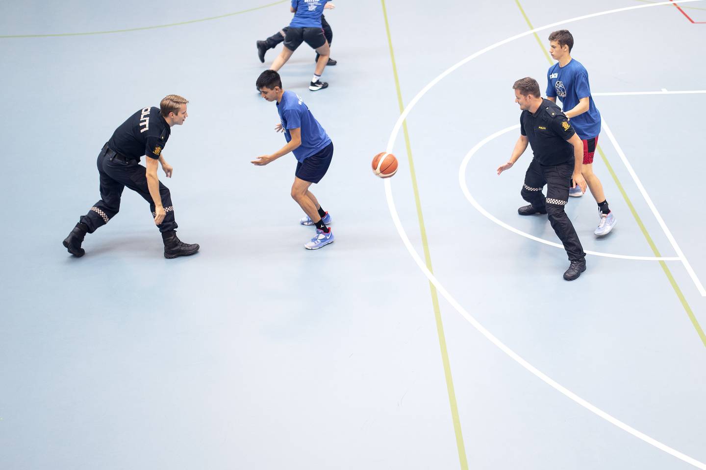 Medlemmer av politiets nettpatrulje møter trenere fra basketskolen til kamp i Oppsal arena.