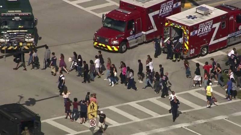 Elever flyktet fra skuddene på skolen i Parkland.