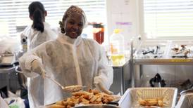 Selger mat for å hjelpe barn i Sudan til å få skolegang
