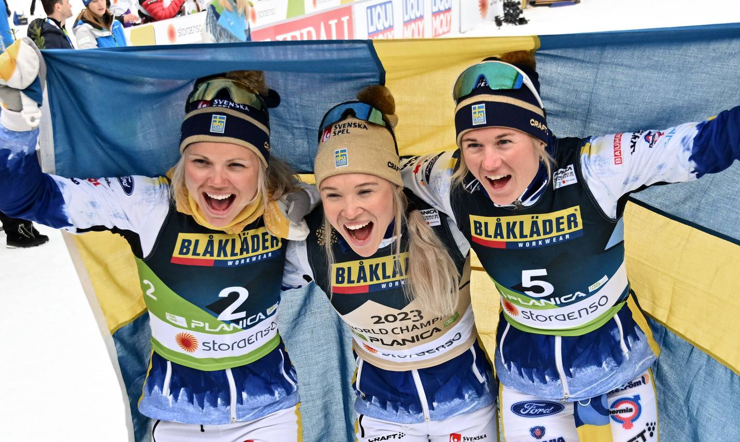 Jonna Sundling (i midten), jubler sammen med  Emma Ribom (t.v.) og Maja Dahlqvist.