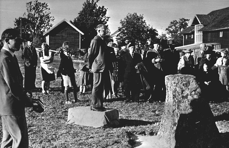 1947: Tuneskipet ble funnet i 1867. Funnstedet er kalt Båthaugen. Bildet er fra avdukingen av minnesmerket for den store graven med Tuneskipet. Graven inneholdt også tre hester og en rekke gaver. Avdukingen ble gjennomført på Nedre Haugen gård i Rolvsøy i 1947. 