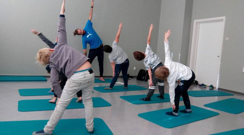 Tøy og bøy: Det strekkes i alle       retninger i yogatimen.