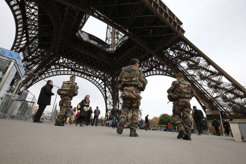 Franske soldater patruljerer området rundt Eiffeltårnet i Paris, lørdag formiddag. Fredag ble minst 128 mennesker drept i et av de verste terrorangrepene i europeisk historie. FOTO: AFP/Francois Guillot
