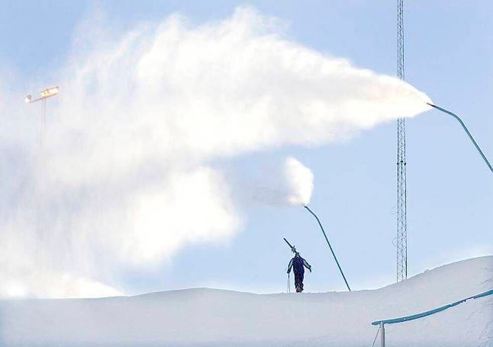 Snøkanonene hermer etter naturen og bruker vann og luft for å lage snø - til glede for skifolket. FOTO: ANDERS WIKLUND/NTB SCANPIX