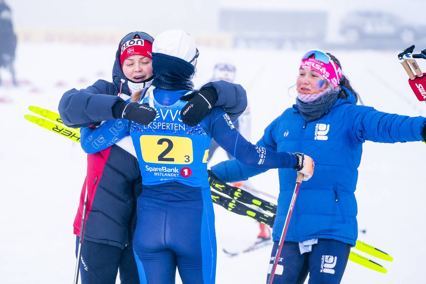 Sigrid Leseth Føyen tas i mot av Nora Sanness (t.v.) og Runa Nykkelmo Ulvang etter Kjelsås-seieren på kvinnestafetten i ski-NM sist vinter.