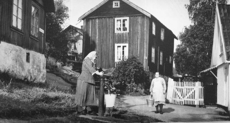 NB! Endret: Kvinner ved en vannpost i Skomakerbakken på Tangen, tatt i 1952 av en av Fremtidens journalister. Vannposten skal ha vært byens aller siste. FOTO: DRAMMEN KOMMUNE VANN OG AVLØP