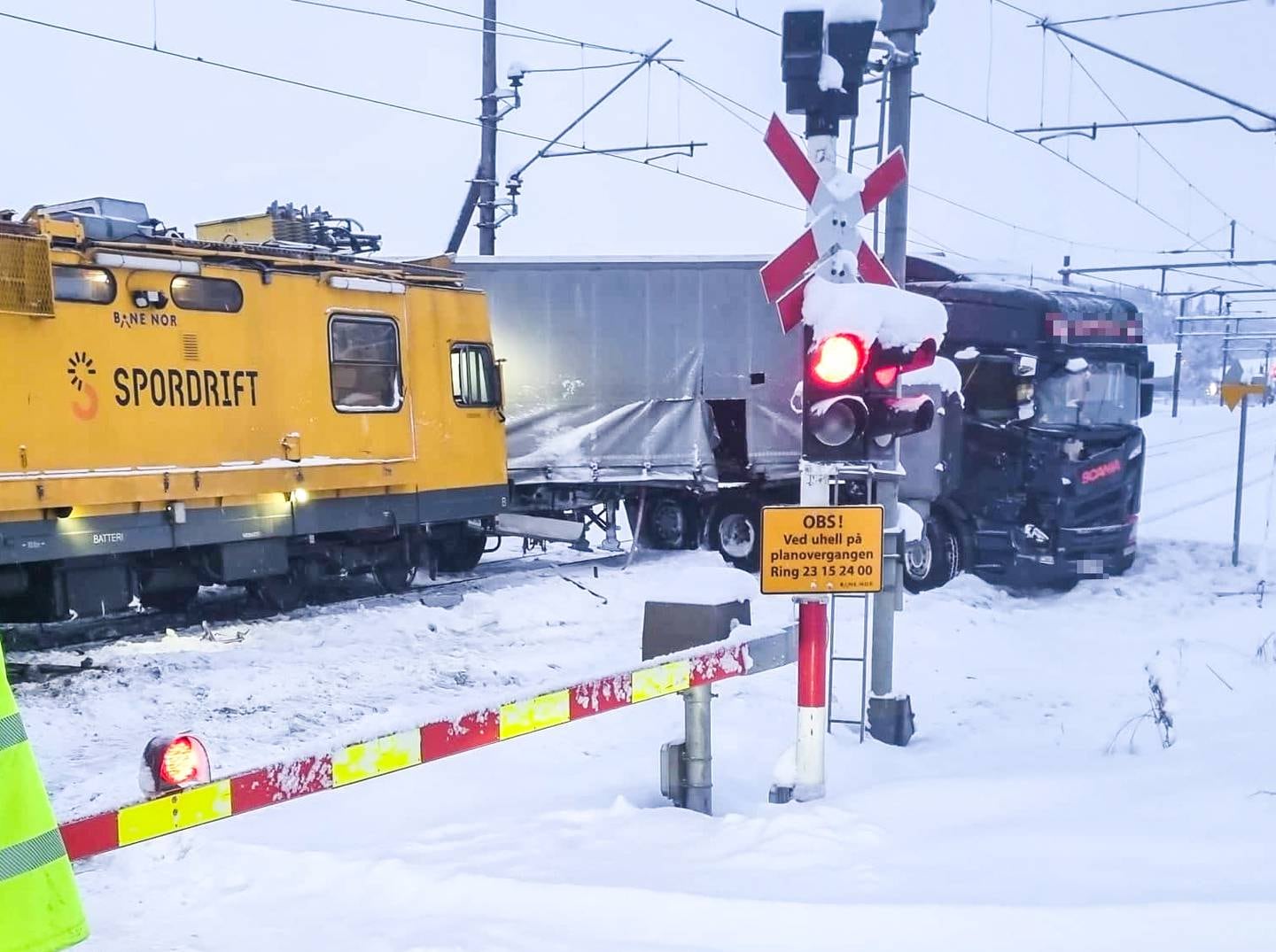 I januar kolliderte en semitrailer og et tog på Brøttum i Ringsaker. Ingen personer ble skadd, men Dovrebanen ble stengt for en periode.