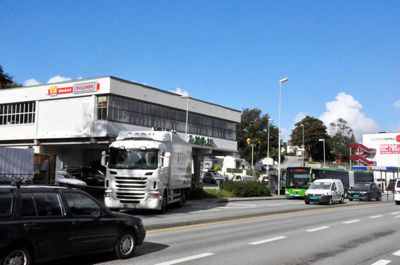 Vareleveringen til Kiwi må allerede i dag tidvis sperre trafikken i sørgående felter på Lagårdsveien. 