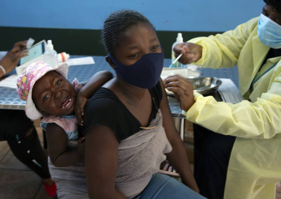 Sør-Afrika opplever økende smittespredning, noe som ifølge forskere kan tilskrives en ny variant av koronaviruset. Foto: AP / NTB